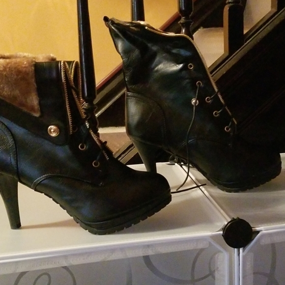 Fashion Boots - Picture 1 of 5